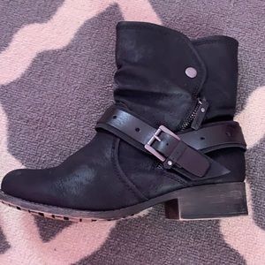Women’s black boots. Size 7